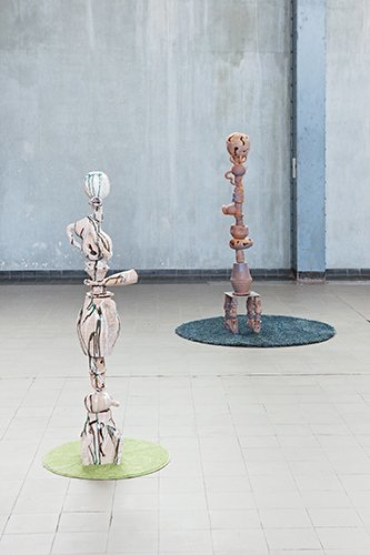 Adrien Chevalley, Sans titre 1 (Totem), céramique,
émaille, peinture acrylique, structure en métal,
tapis de douche, 2013
