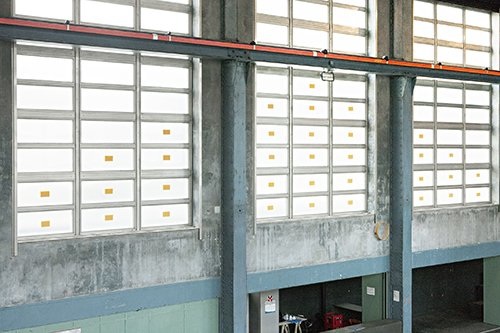 Charlotte Khouri, The silent space is translucent. Thank you for coming here
through it!, Performance de 10 min, maillet, feuilles de papier, gomme, cartes
postales, éponges, tamis, 2013