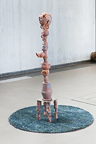 Plattform13, Adrien Chevalley, Sans titre 2 (Totem),
céramique, émaille, structure en métal, tapis
de douche, 2013