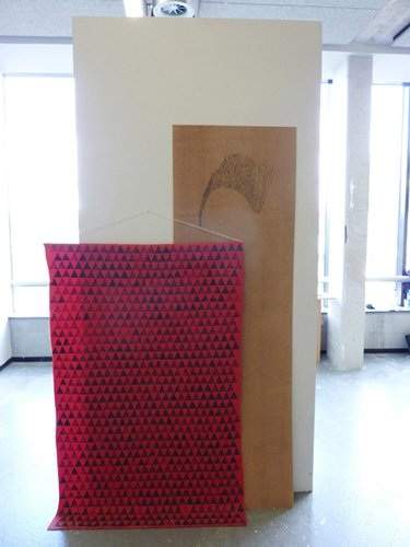 Installation, peinture acrylique sur bois, tampon sur textile, socle, 2009