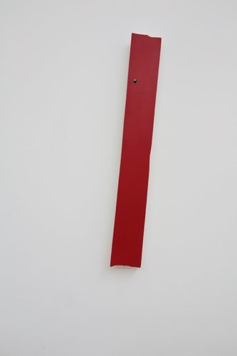Ohne Titel, Gips, Lack, Metallbolzen,
44 × 6 × 3 cm, 2010
