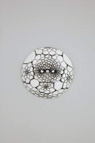 Idea Nr. 123, Gummifaden gehäkelt, Keramik,
Porzellan, 2010