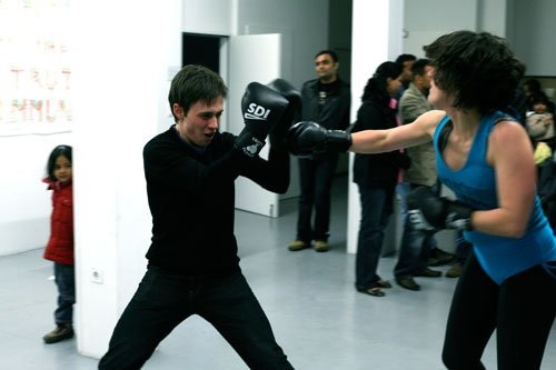 Tenir Ecole, performance, gants de boxe, ACT Zürich, 2010
