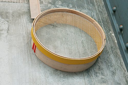 Plattform13, Charlotte Khouri, The silent space is translucent. Thank you for coming here through it!,
Performance de 10 min, maillet, feuilles de papier, gomme, cartes postales, éponges, tamis, 2013