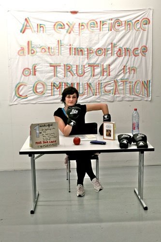 Tenir Ecole, performance, gants de boxe, ACT Zürich, 2010