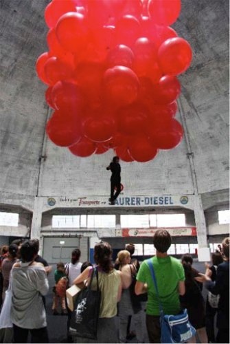 Walking on the moon but on earth, Performance,
Markthalle Basel, 2008