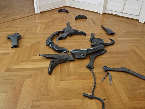 Kratophanies, faïence, terre sigillée et caoutchouc, 2008–2009
© Sandra Pointet