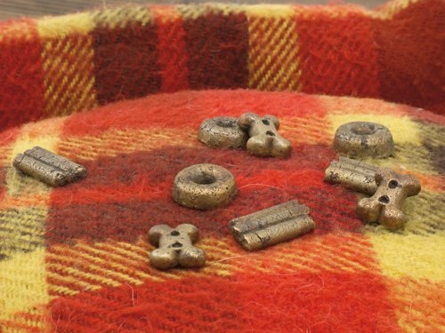 pet, bronze, used covers and towels from different dogs/dog owners, 2012