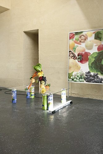 Plattform13, Jan Kiefer, i.zwei, Dekofrüchte und -gemüse, Holz, Metall, Glas, diverse Lebensmittel
(Masse variabel), 2013