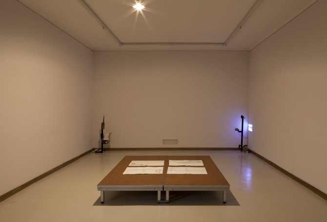 Hälfte Halbzeit, 2017, Metall, Drucke auf Papier, 1-Kanal-Videoprojektion, Dimensionen variabel,
Ausstellungsansicht / vue de l'exposition Plattform17, 2017