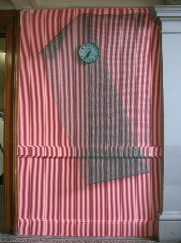 18h36, tissu, grille plastique vert, horloge,
300 x 250 cm, 2009