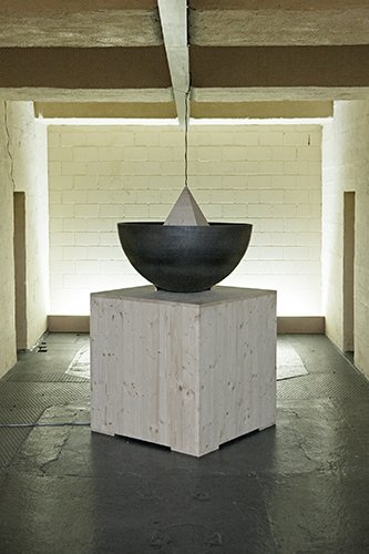 Plattform13, Marco Baltisberger, Pulse, Eisenhalbkugel,
Holzkörper, Anschlagmechanik, Lautsprecher, 2013
