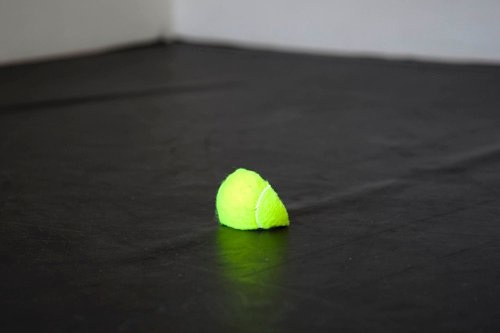 Au téléphone, j'ai cru entendre un cheval trotter derrière mon interlocuteur,
mais ce n'était que le bruit de son couteau sur la planche. Il était en train
de hacher de la viande, Morceau de balle de tennis, 2009