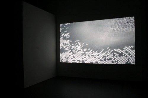 Quand l'aire des orifices décroît (de l'ordre du millimètre carré), la passoire
change de nom, de forme et devient un chinois, Vidéo (projection), 2007