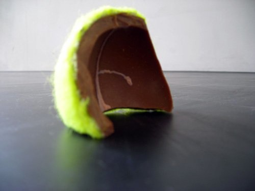 Au téléphone, j'ai cru entendre un cheval trotter derrière mon interlocuteur,
mais ce n'était que le bruit de son couteau sur la planche. Il était en train
de hacher de la viande, Morceau de balle de tennis, 2009