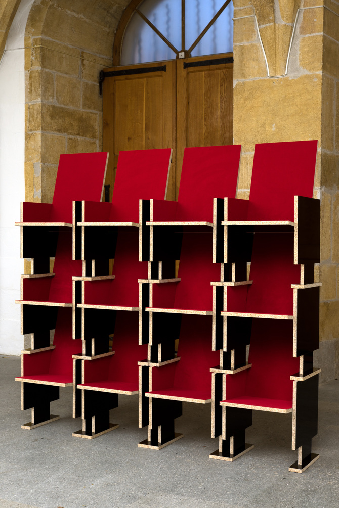 Twelve Cinema Chairs for Six-year-old Children,
Ausstellungsansicht / vue de l'exposition Plattform19, 2019
© Nico Müller_P19