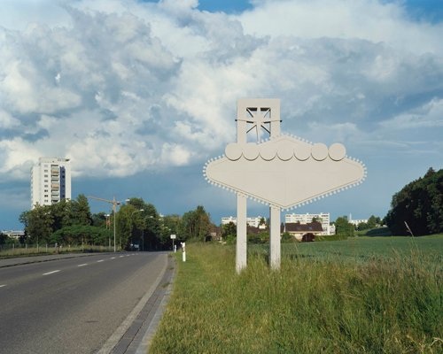 Welcome to fabulous Las Vegas, Graukarton, Holzlatten, Spanngurte,
Wasserkanister, 2011 © Michael Meier