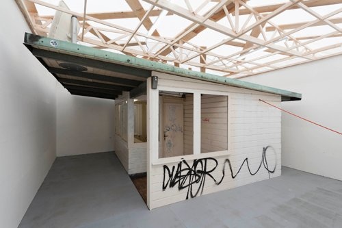 Kontroll- und Wachthaus, Pressspanplatten, Holzlatten, Folie, Farbe,
Artachment Basel, 2010 © Gunnar Meier