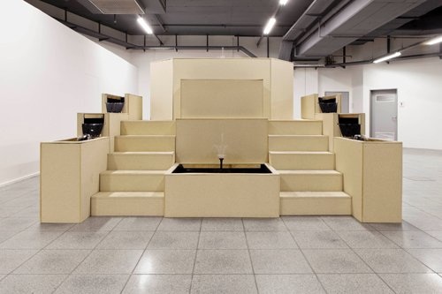 Springbrunnen, Holzverbundstoff, Holzlatten, Teichfolie, Wasser, Pumpen,
Swiss Art Awards, 2012 © Riikka Tauriainen