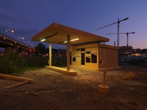 Tankstelle, Holzverbundstoff, Holzlatten, Folie, Beton, Art and the City Zürich,
2012 © Michael Meier & Christoph Franz