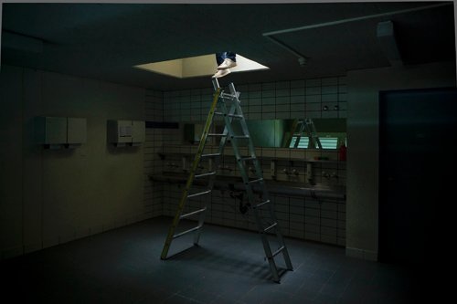 Dachaufbau, Presspanplatten, Holzlatten, Folie, Leuchtstoffröhren,
2011 © Kai Ziegner