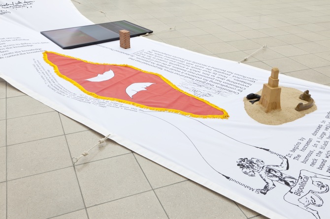 Nothing Flashes From the Other Court, Except a Little, Druck auf Stoff, Sand, Seil, verschiedene Materialien, 1-Kanal-Video auf Monitor, Dimensionen variabel, Ausstellungsansicht / vue de l'exposition Plattform17, 2017