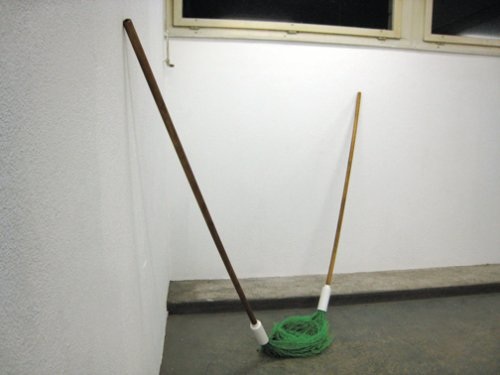 À mon seul désir I, Strassenwischerbesen der Stadt Paris,
Installationsansicht Dienstgebäude Zürich, 2008