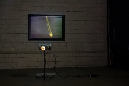 Encensoire, Installation vidéo, trépied, feuille de Gonzalez-Torres, 2009