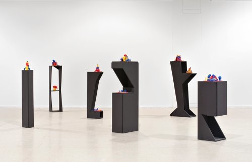 Handmade, 10 Fimo Skulpturen auf 6 Sockelskulpturen, in Zusammenarbeit mit Victoria und Ricardo Wirz, 2011