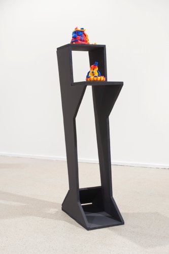 Handmade, 10 Fimo Skulpturen auf 6 Sockelskulpturen, in Zusammenarbeit mit Victoria und Ricardo Wirz, 2011