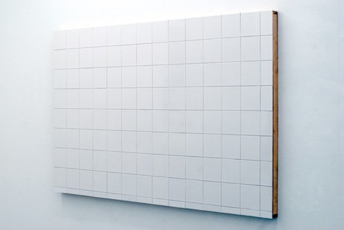 Platten weiss, Keramikbadeplatten auf Holz, 210 × 170 cm, 2009