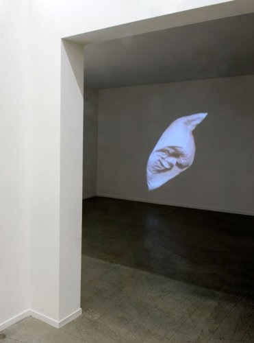 Kissen II, ca. 15 min, Ausstellugsansicht, 2013