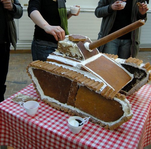 Tank_L226_Essen, Lebkuchen, Eiweiss, Zucker, 47 × 75 cm, 2007