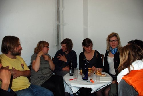 Die Arbeit spricht für sich selbst, Dreistündige Interaktion von Studio Action
in Zusammenarbeit mit Eva Moline im Kunstprojektraum Station 21
Zürich, 2009