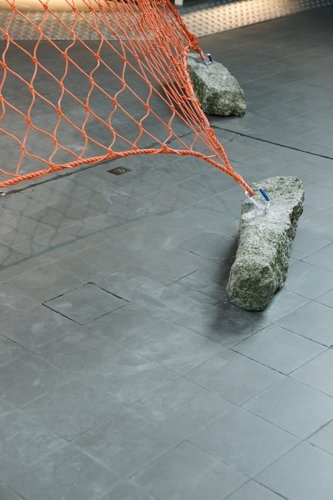 Orange mesh (Plattform09), Mixed media (pierre, mousquetons, filet), 2009