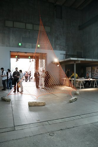 Orange mesh (Plattform09), Mixed media (pierre, mousquetons, filet), 2009