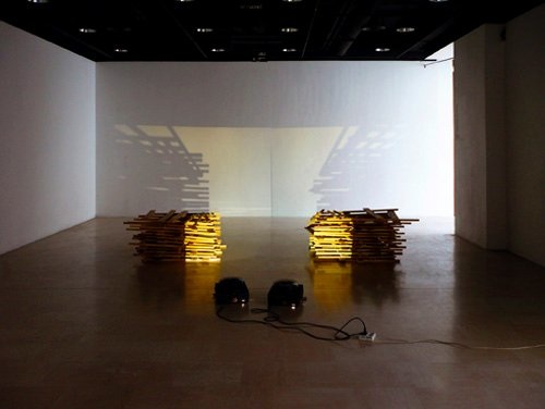 Sans titre, structures en bois avec projecteurs de diapositives et filtres colorés,
100 × 100 cm, 2008