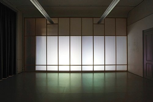 Sans titre, structure en bois et bache, projections vidéos, 372 × 715 cm, 2009