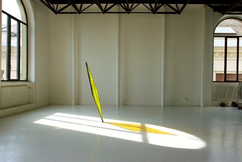 L’éclat (collaboration avec Sarah Lis), structure en métal, plexiglas coloré,
80 × 177 cm, 2009