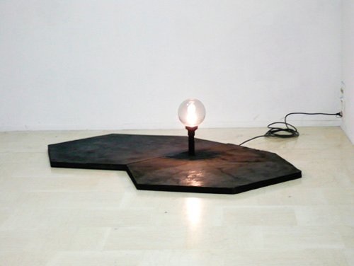 Sans titre, béton pigmenté noir et globe en verre soufflé, 40 × 200 cm, 2008