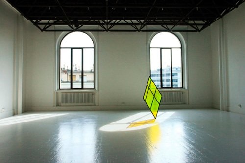 L’éclat (collaboration avec Sarah Lis), structure en métal, plexiglas coloré,
80 × 177 cm, 2009