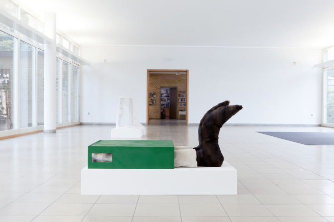 Untitled, 2017, Stoff, Karton, Plastik 130 x130 x 106 cm, Ausstellungsansicht / vue de l'exposition Plattform17, 2017