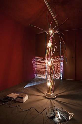 Plattform13, Thomas Koenig, Storm Not Rodd, Sans titre,
Crayons de couleur et lampes, 2013