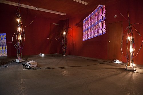 Plattform13, Thomas Koenig, Storm Not Rodd, Sans titre,
Crayons de couleur et lampes, 2013