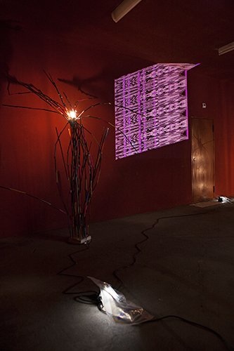 Plattform13, Thomas Koenig, Storm Not Rodd, Sans titre,
Crayons de couleur et lampes, 2013