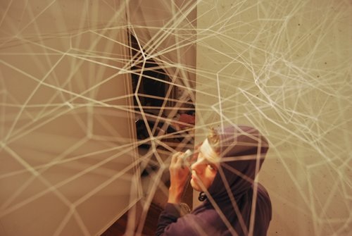 Moment cinétique, Zusammenarbeit mit Nina Langensand, Performance,
Installation (Polyesterfaden, Baumwollfaden, Nägel, Reisnägel, Agraffen,
Wii-Controller, Projektion), 2010