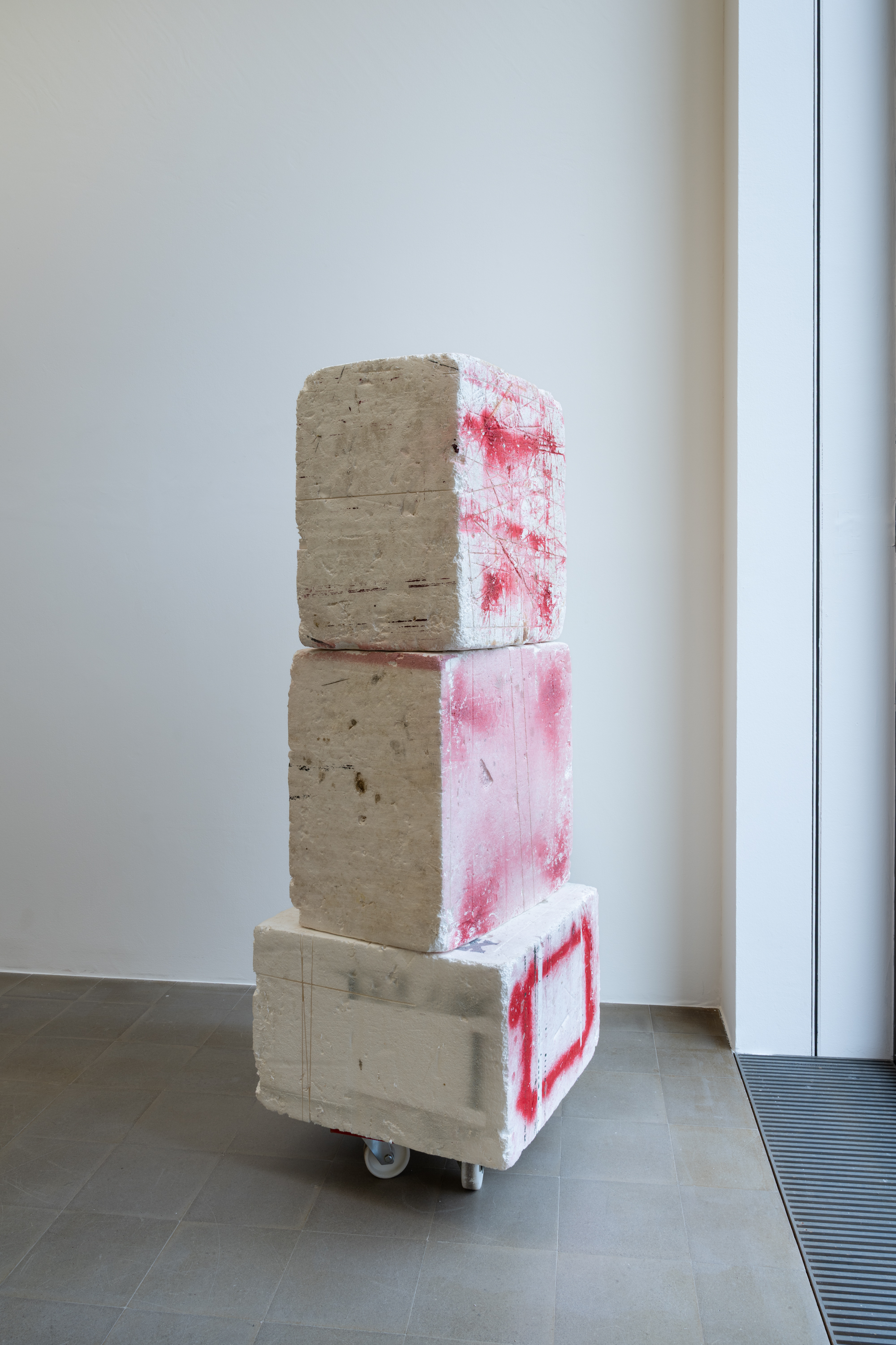 Linn Nora Henz, *Stumme Diener*, 2026. Styrofoam blocks, acrylic paint, four wheeled dolly, Dimensions variable. Photo: Finn Curry.