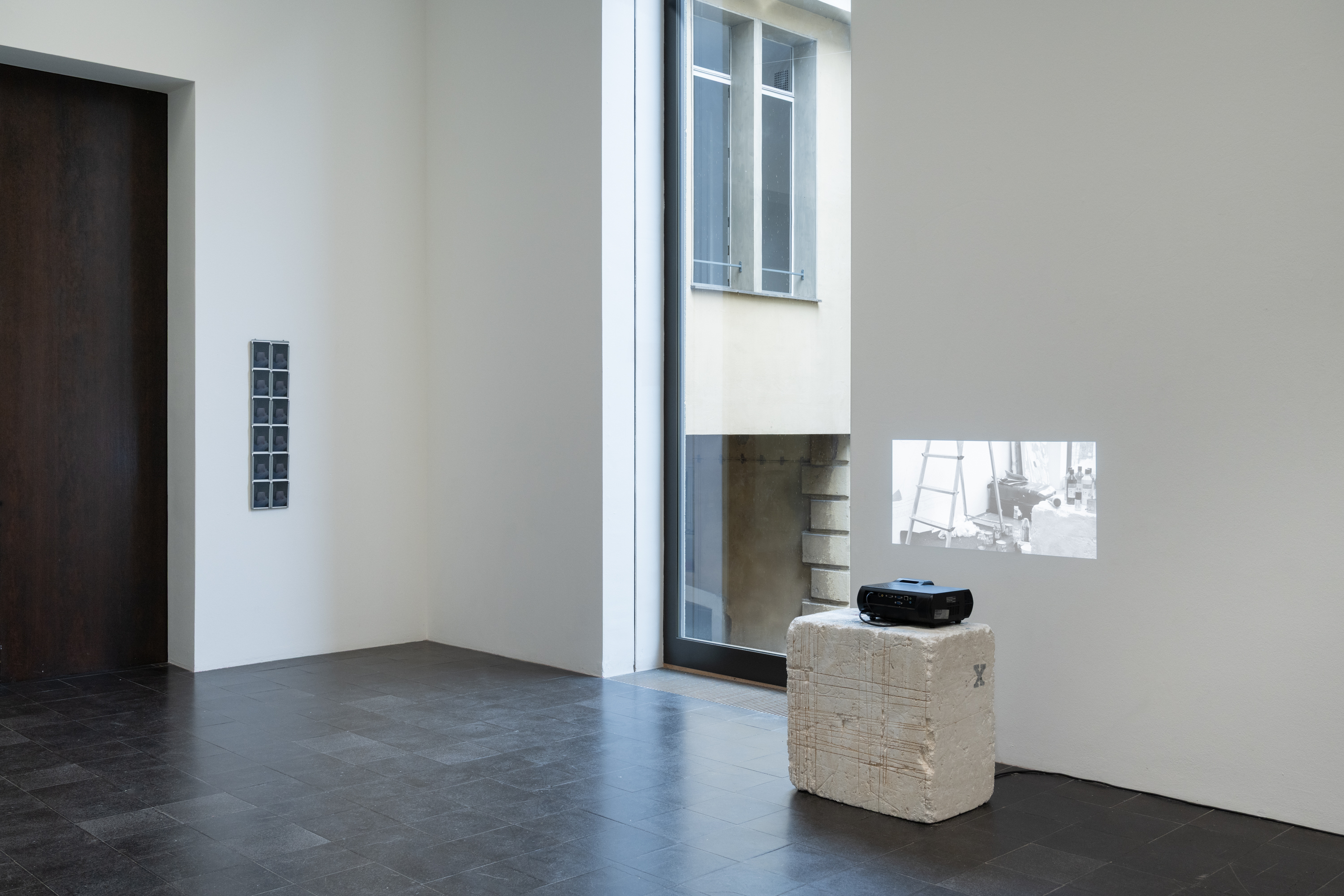 Linn Nora Henz, *Stumme Wünsche*, 2026. Postcard, 10,5 × 14,8 cm, ed. 200; *Stumme Diener (ein Film von und mit)*, 2026. Video projection, Dimensions variable. Photo: Finn Curry.